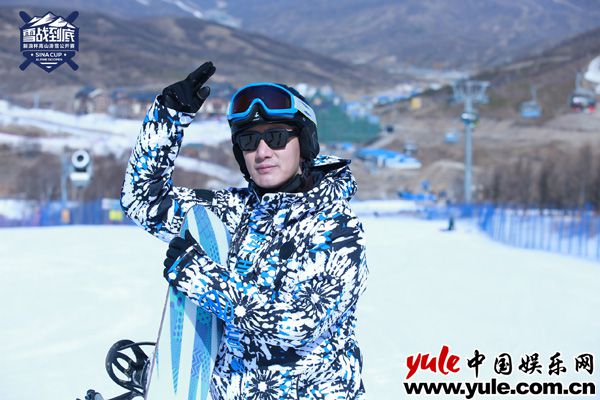 蒲巴甲现身滑雪公开赛 聚焦冰雪运动助威冬奥