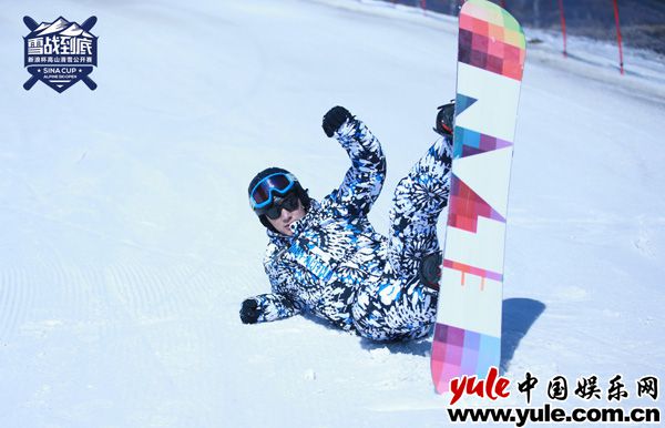 蒲巴甲现身滑雪公开赛 聚焦冰雪运动助威冬奥